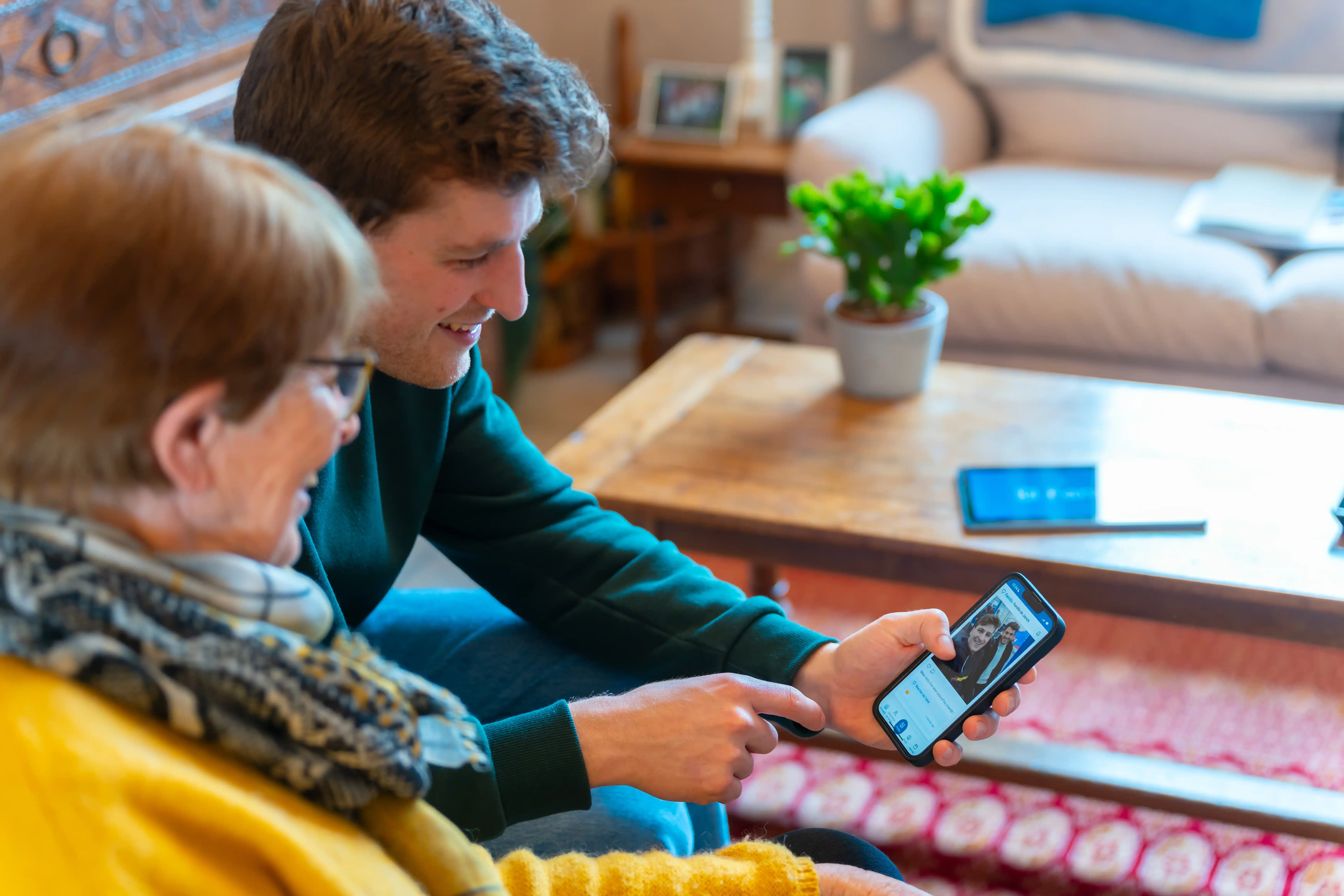Une famille utilisant l'application Familis pour rester connectée